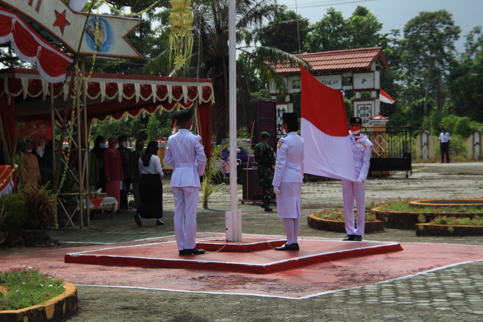 Satgas Pamtas Ri Png Yonif Brs Gelar Upacara Bendera Peringatan Hut